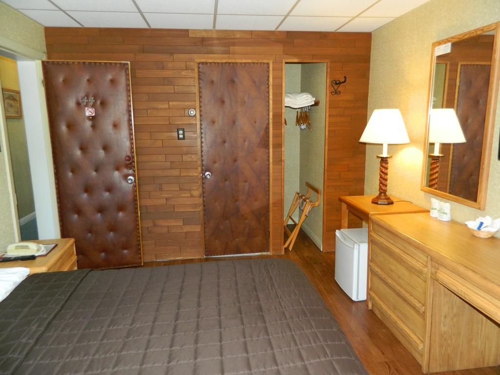 Motel & Hotel La Paysanne Sherbrooke Exterior photo