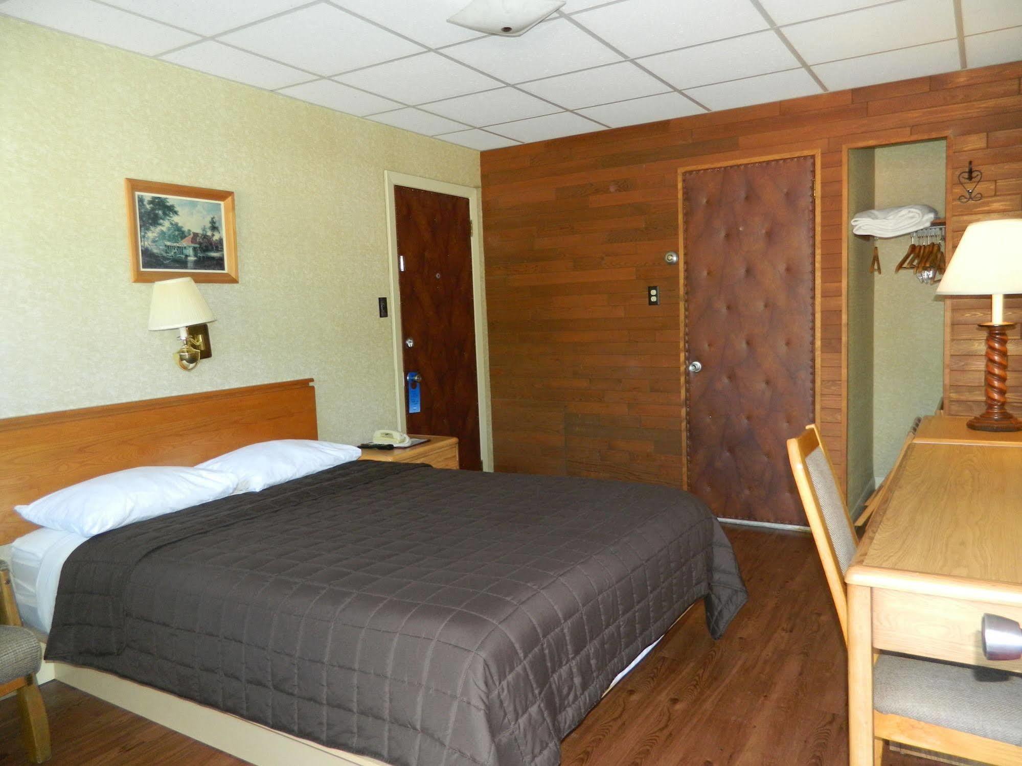 Motel & Hotel La Paysanne Sherbrooke Exterior photo