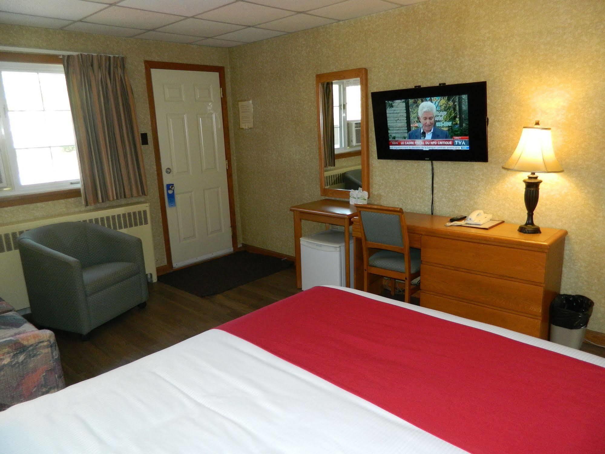 Motel & Hotel La Paysanne Sherbrooke Exterior photo