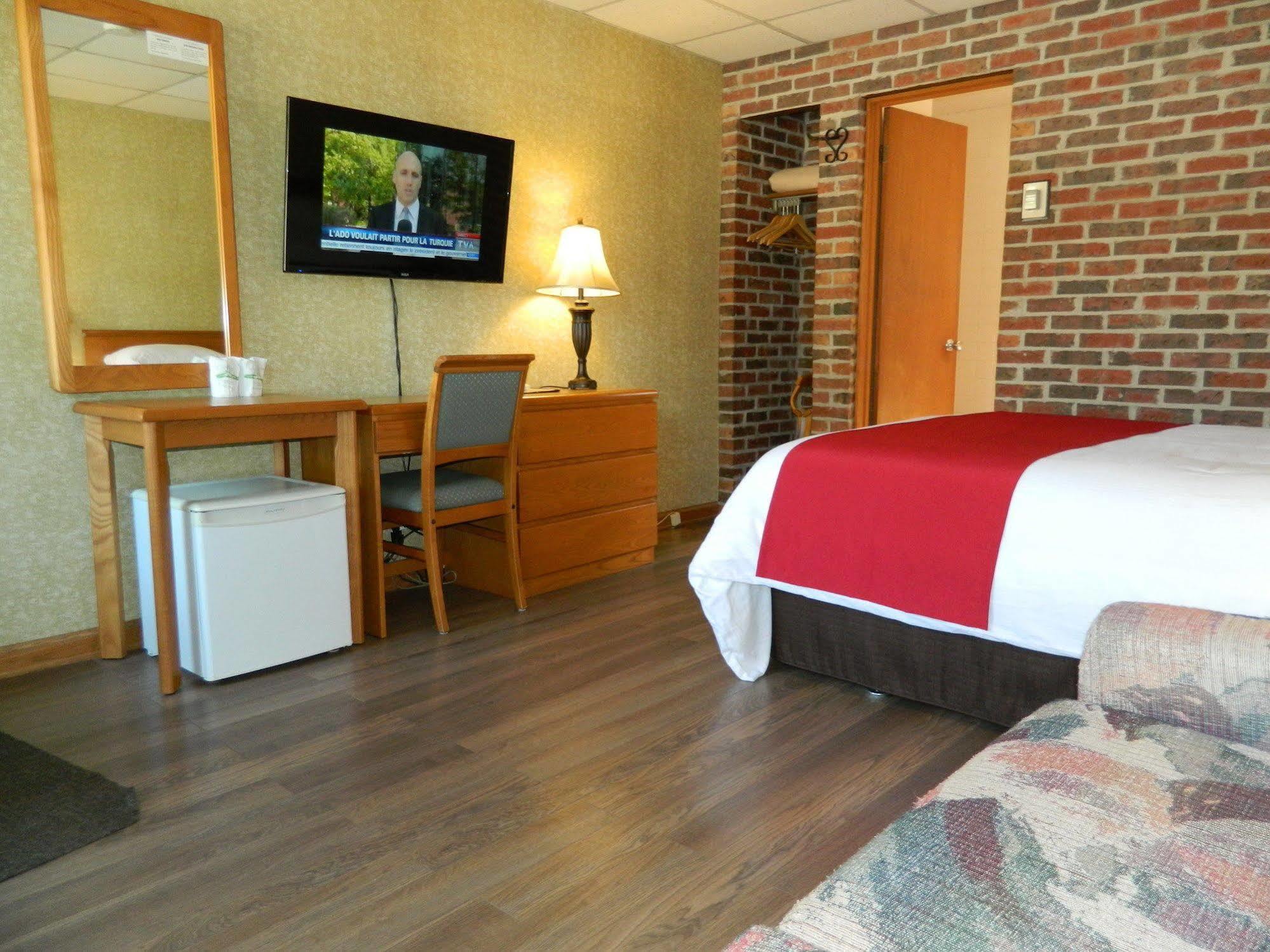 Motel & Hotel La Paysanne Sherbrooke Exterior photo